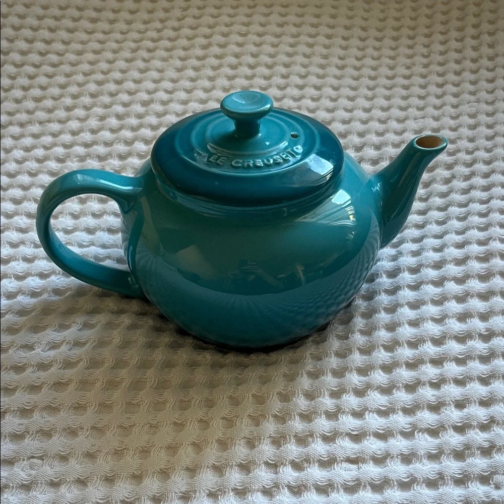 Le Creuset single serving loose tea teapot.